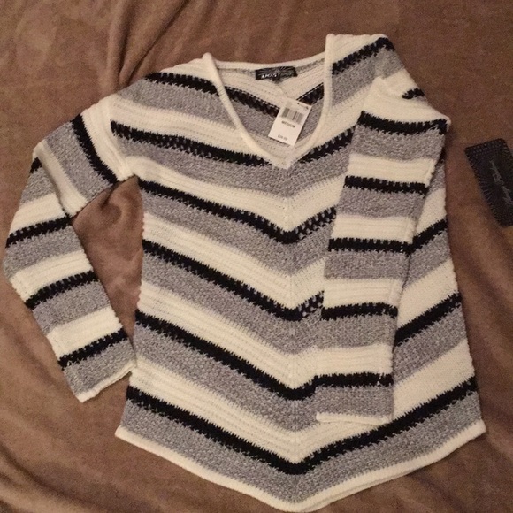NWT! Fun V-neck chevron striped b&w sweater. - Picture 4 of 8